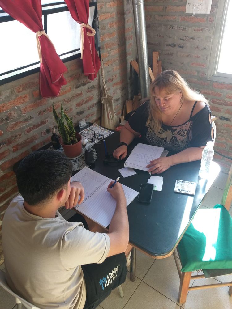 Profe Nora trabajando con un alumno en su aula de Benavídez